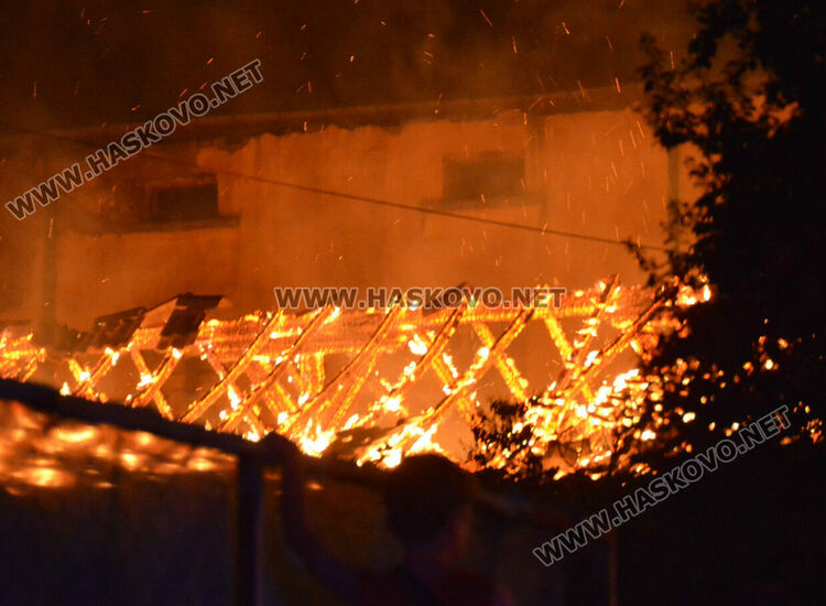 Горя постройка в бившия тютюнев склад в Хасково