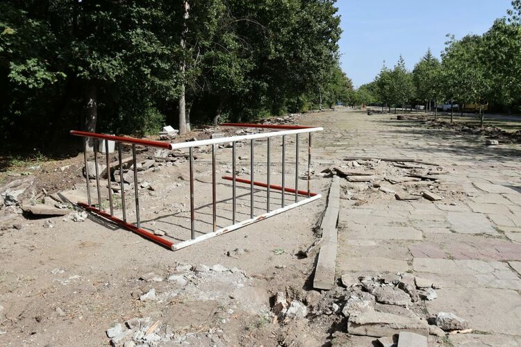 Започна ремонтът на настилките на пешеходната алея в „Кенана“