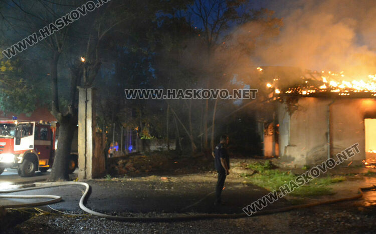 Горя постройка в бившия тютюнев склад в Хасково