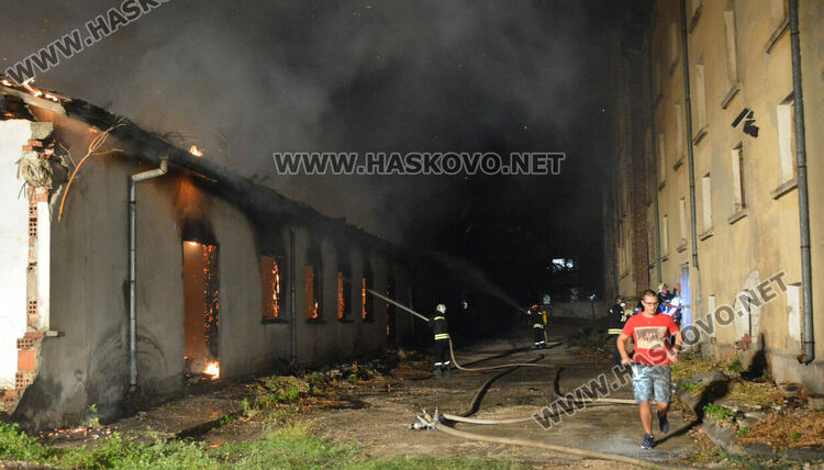 Горя постройка в бившия тютюнев склад в Хасково