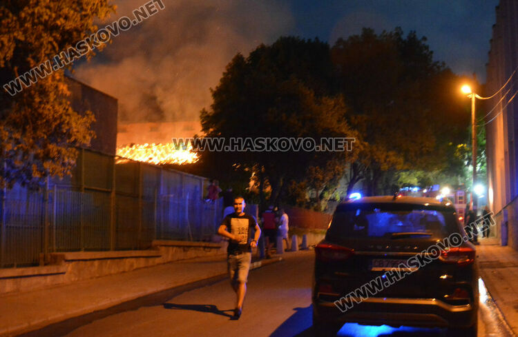 Горя постройка в бившия тютюнев склад в Хасково