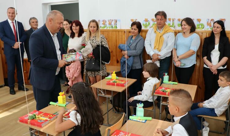 Всички първокласници в Ардинско получиха книжки от кмета инж. Изет Шабан