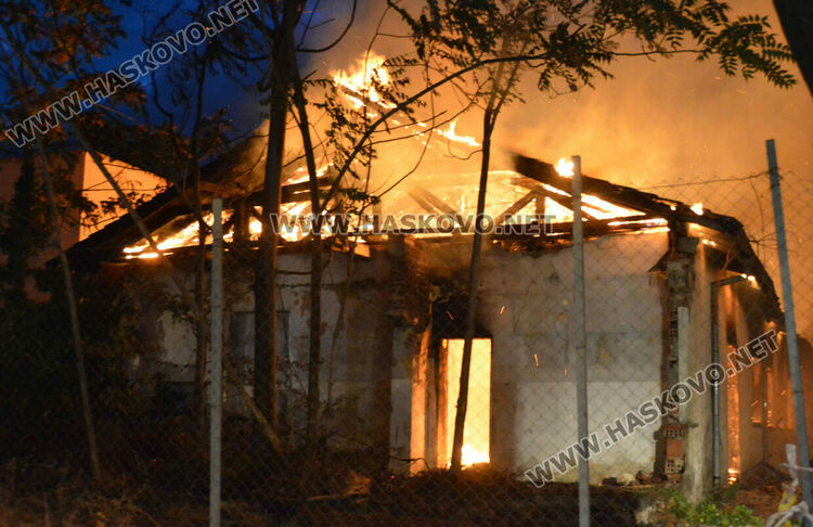 Горя постройка в бившия тютюнев склад в Хасково