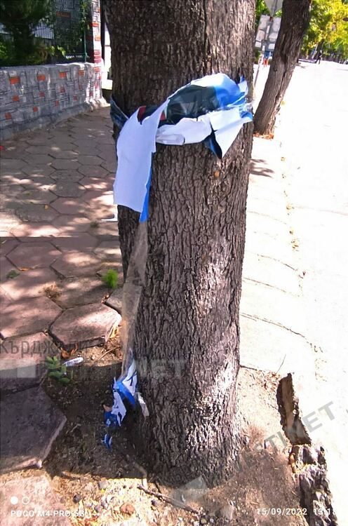 Започна плакатната война в Кърджали, първите агитационни материали вече са скъсани