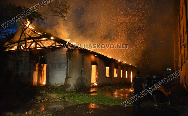 Горя постройка в бившия тютюнев склад в Хасково