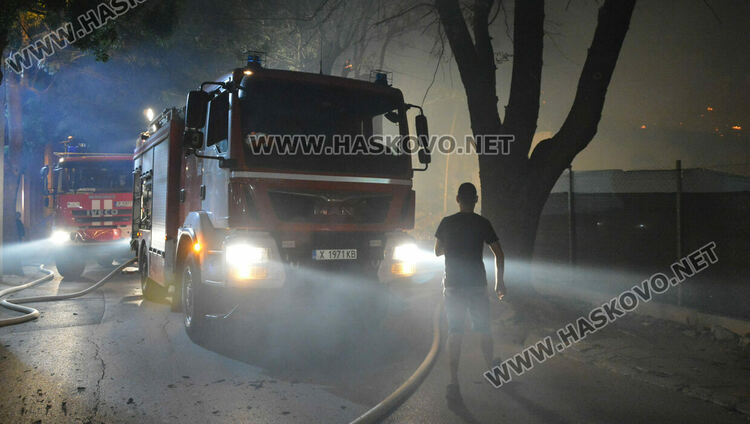 Горя постройка в бившия тютюнев склад в Хасково