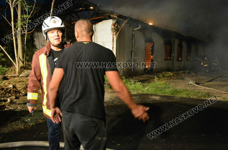 Горя постройка в бившия тютюнев склад в Хасково