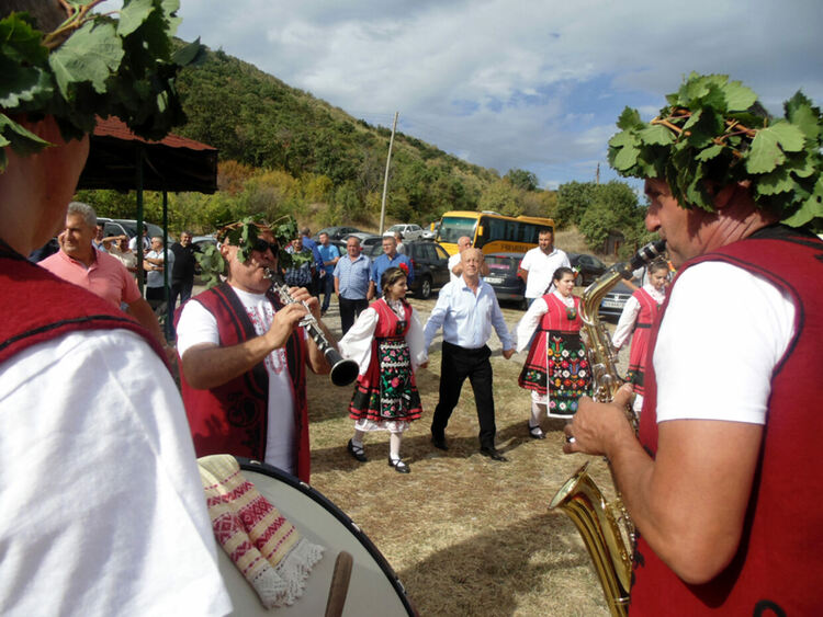 Възстановиха древен ритуал за произвеждане на вино