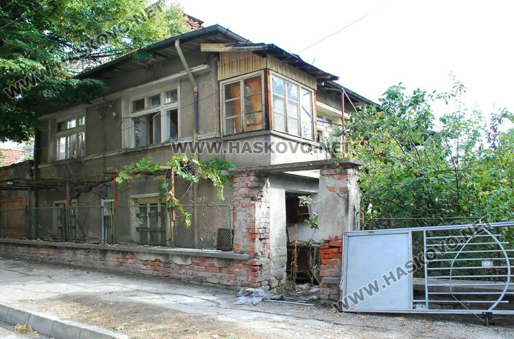 Задържаха клошари за пожарите в двете къщи и тютюневия склад в Хасково