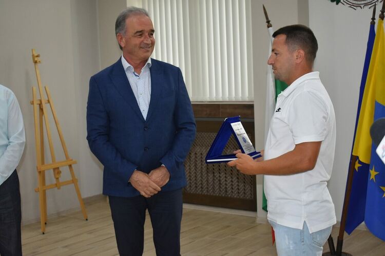 Кметът на Асеновград получи благодарствен плакет от малки футболисти 