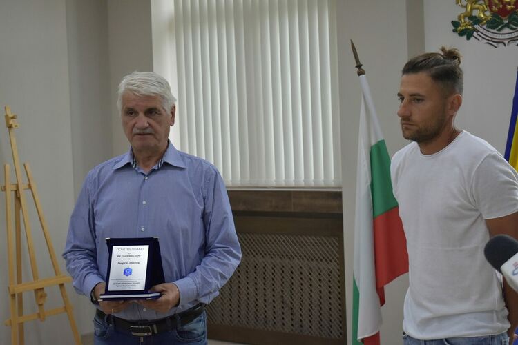 Кметът на Асеновград получи благодарствен плакет от малки футболисти 