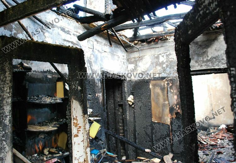 Задържаха клошари за пожарите в двете къщи и тютюневия склад в Хасково