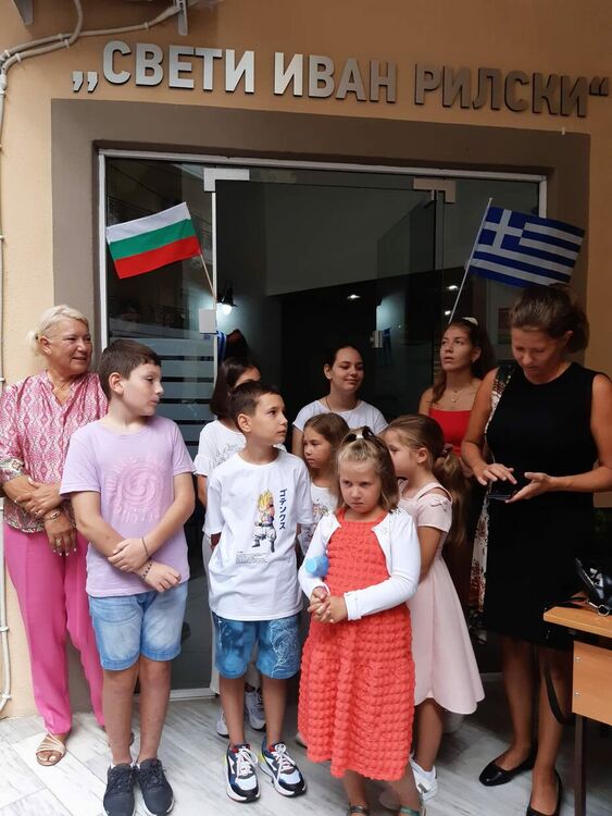 Деца от българското училище в Комотини получиха раници от Община Хасково