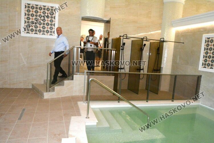 Откриха обновената обществена баня в Минерални бани