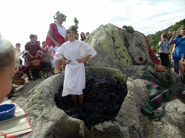 Възстановиха древен ритуал за произвеждане на вино