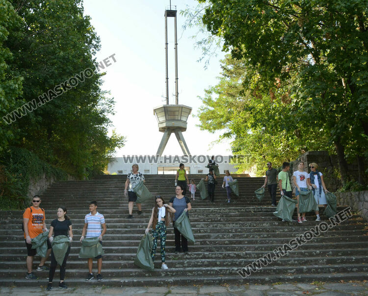 Хасковлии чистиха отпадъци на „Ямача“