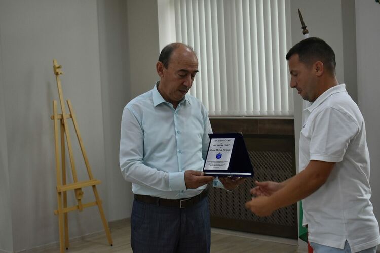 Кметът на Асеновград получи благодарствен плакет от малки футболисти 