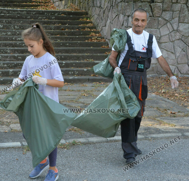 Хасковлии чистиха отпадъци на „Ямача“