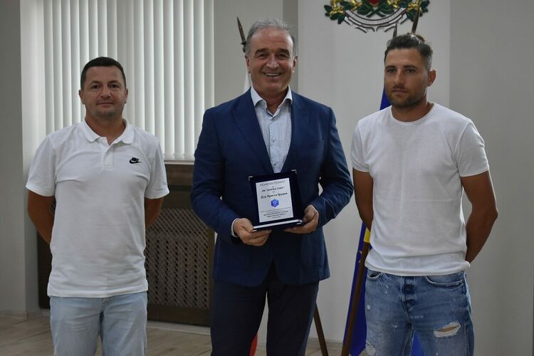 Кметът на Асеновград получи благодарствен плакет от малки футболисти 