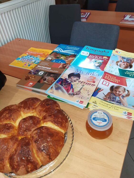 Деца от българското училище в Комотини получиха раници от Община Хасково