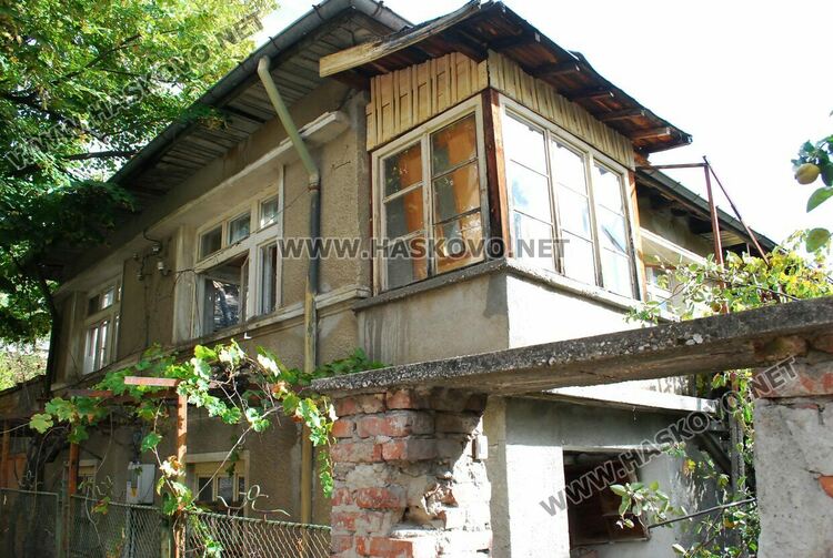 Задържаха клошари за пожарите в двете къщи и тютюневия склад в Хасково