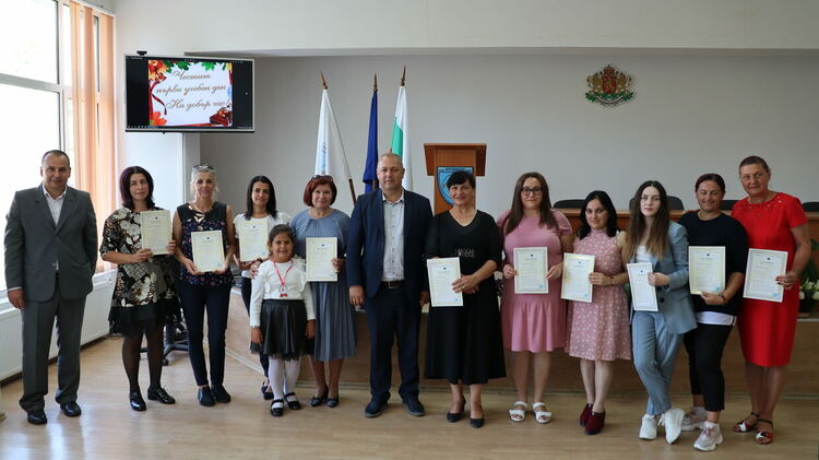 Кметът инж. Изет Шабан връчи удостоверения на детски педагози от Ардино