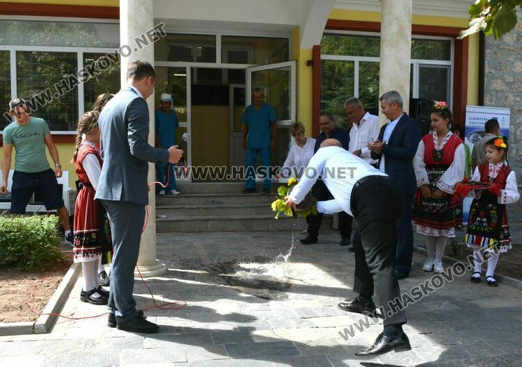 Откриха обновената обществена баня в Минерални бани