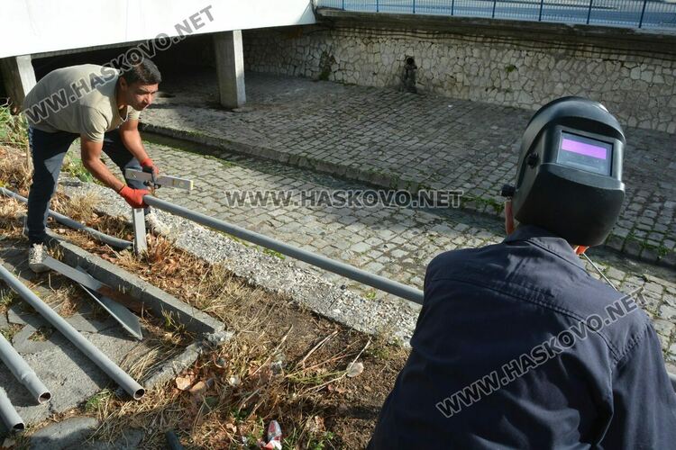 Обезопасяват паркинг срещу падане на коли в реката в Хасково