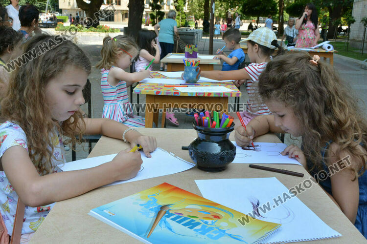 Търсят учител по изобразително изкуство