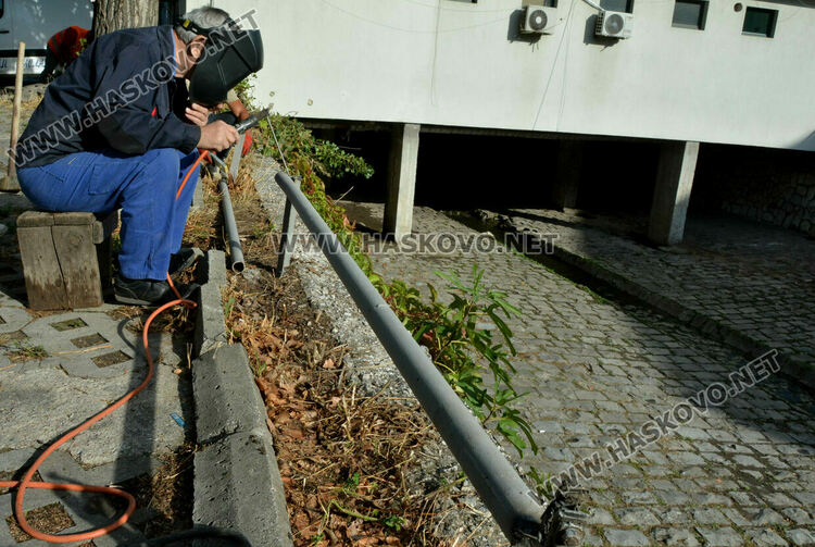 Обезопасяват паркинг срещу падане на коли в реката в Хасково
