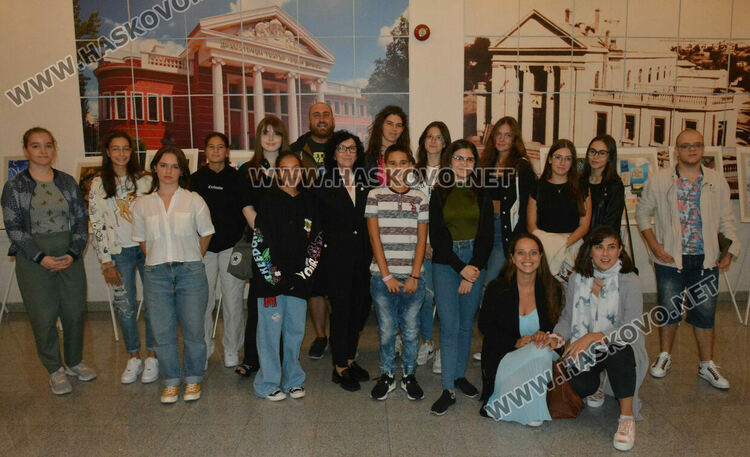 3 млади художнички от „Колорит” със златни билети от театъра