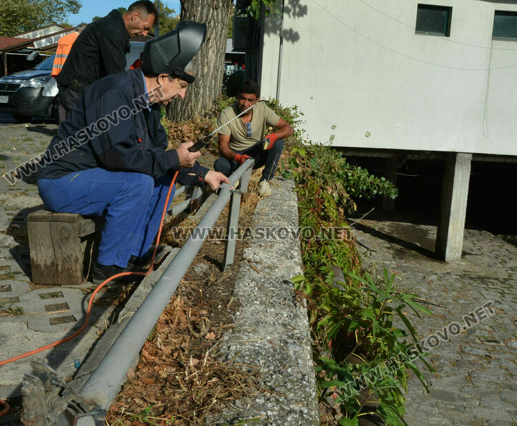 Обезопасяват паркинг срещу падане на коли в реката в Хасково