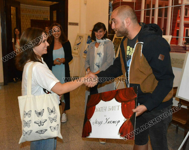 3 млади художнички от „Колорит” със златни билети от театъра