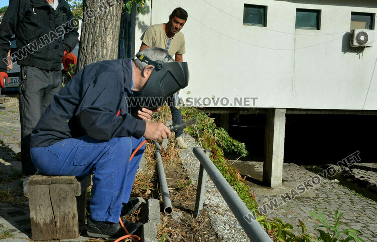 Обезопасяват паркинг срещу падане на коли в реката в Хасково