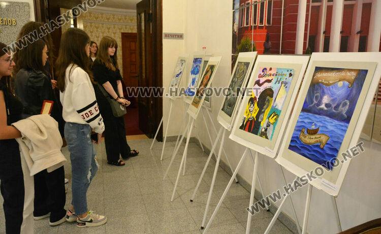 3 млади художнички от „Колорит” със златни билети от театъра