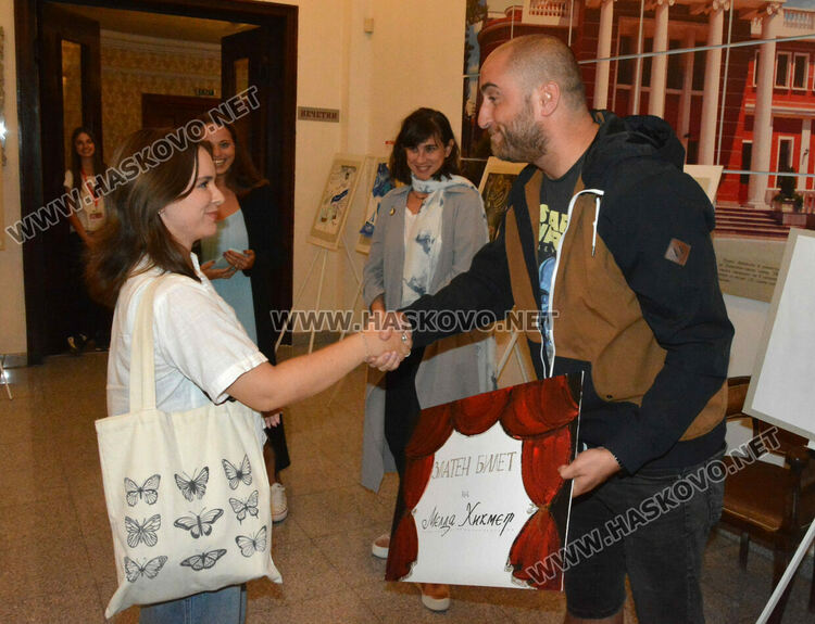 3 млади художнички от „Колорит” със златни билети от театъра