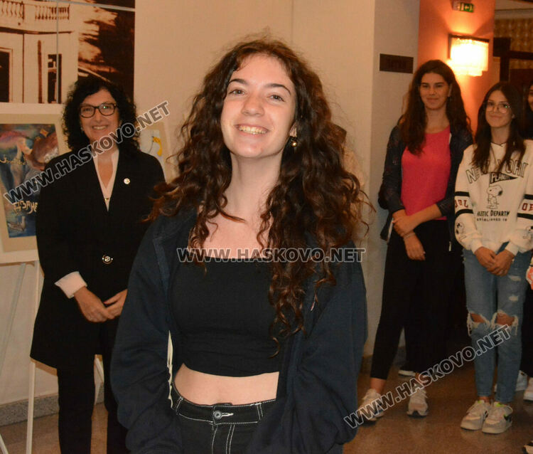 3 млади художнички от „Колорит” със златни билети от театъра