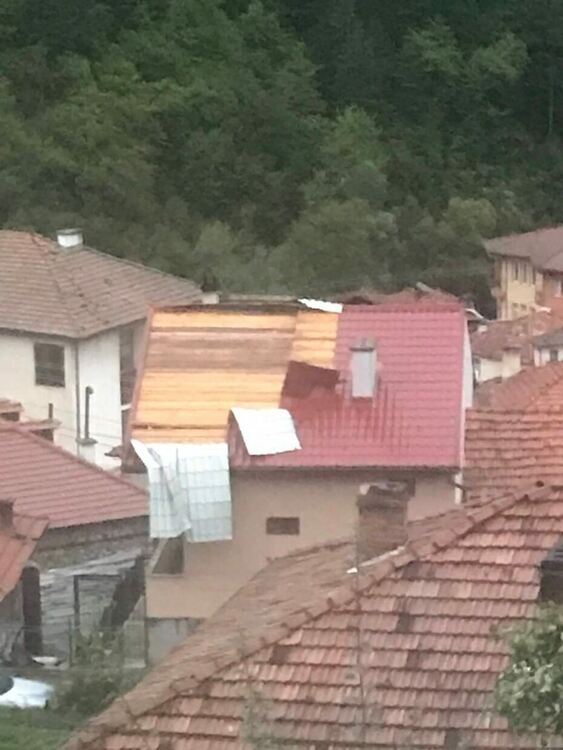 Силна буря отнесе покриви на жилищни сгради в девинския квартал Настан