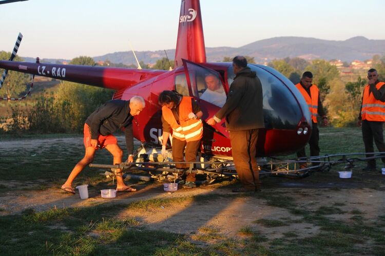 Напръскаха от хеликоптер срещу борова процесионка горски масиви