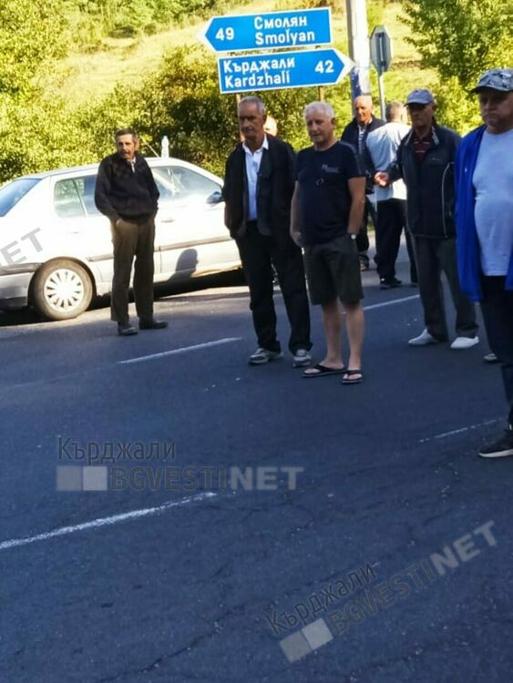 Жители от района на Бял извор блокираха пътя Кърджали-Смолян, искат си демонтирания банкомат/снимки/