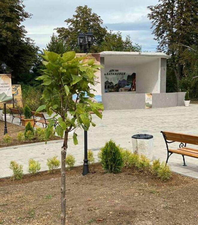 Напълно е обновен централния площад в гр. Батановци