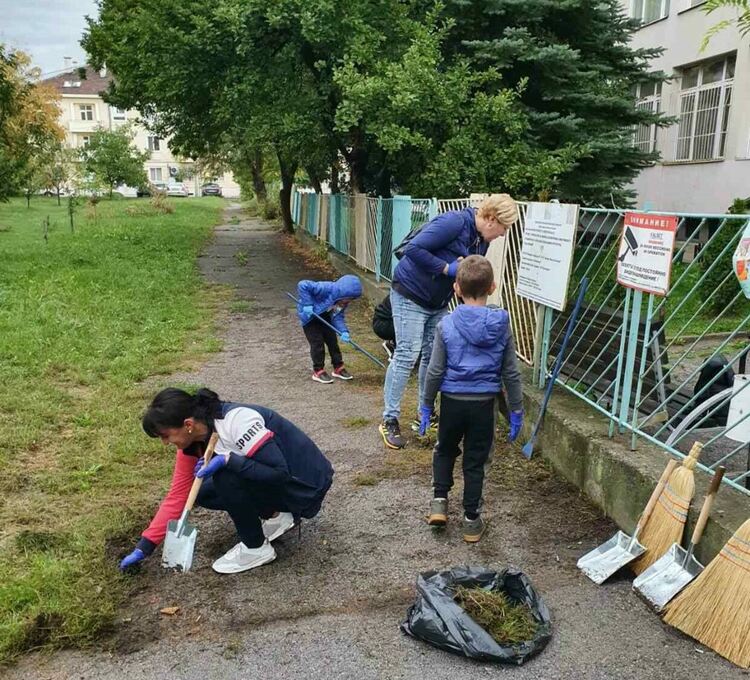 Ученици и учители от X ОУ „Алеко Константинов“, ГПЧЕ „Симеон Радев“ и ПГТЕ „Христо Ботев“ също взеха участие в кампанията „Да изчистим България заедно“