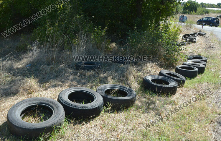 Ново сметище от купища стари гуми край Хасково