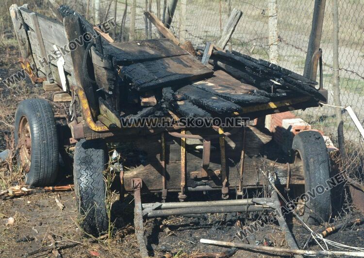 Пожар изпепели дворовете на две вили край Хасково, спасиха животни