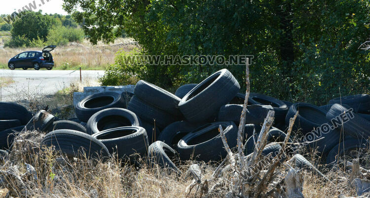 Ново сметище от купища стари гуми край Хасково