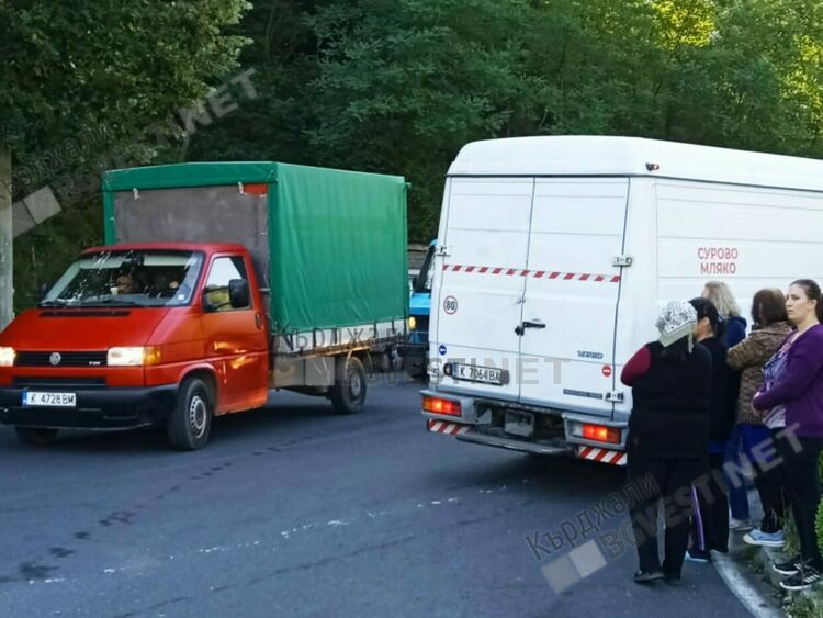 Жители от района на Бял извор блокираха пътя Кърджали-Смолян, искат си демонтирания банкомат/снимки/