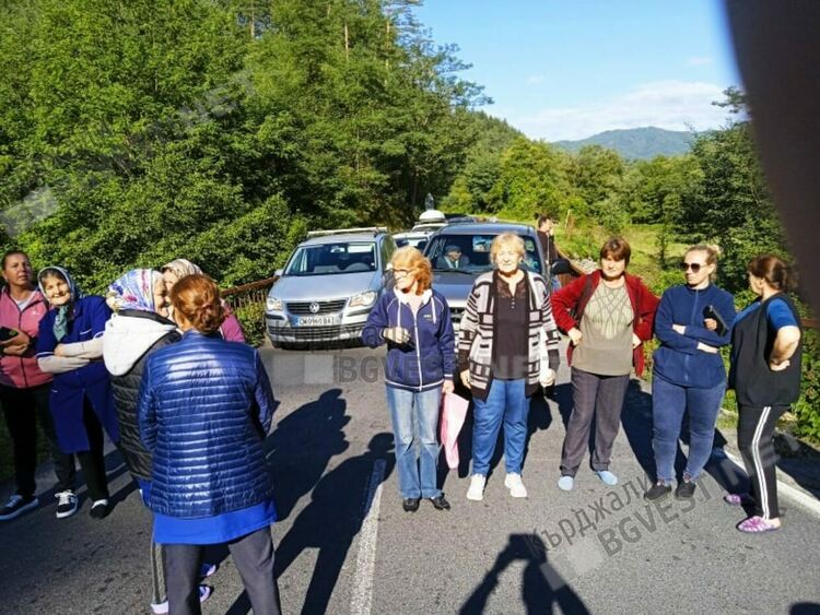 Жители от района на Бял извор блокираха пътя Кърджали-Смолян, искат си демонтирания банкомат/снимки/