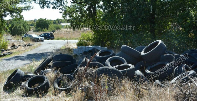Ново сметище от купища стари гуми край Хасково