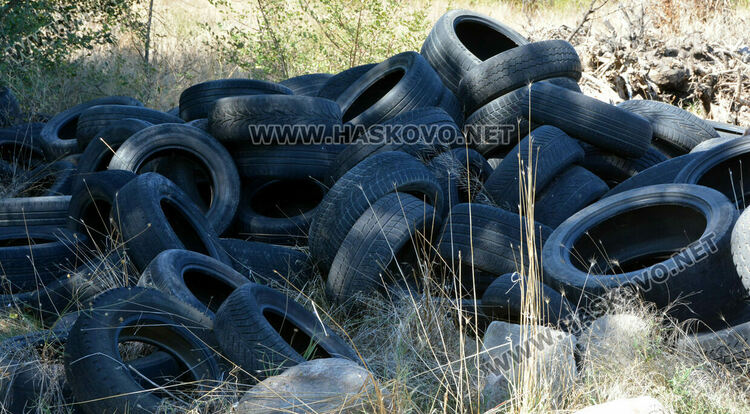 Ново сметище от купища стари гуми край Хасково