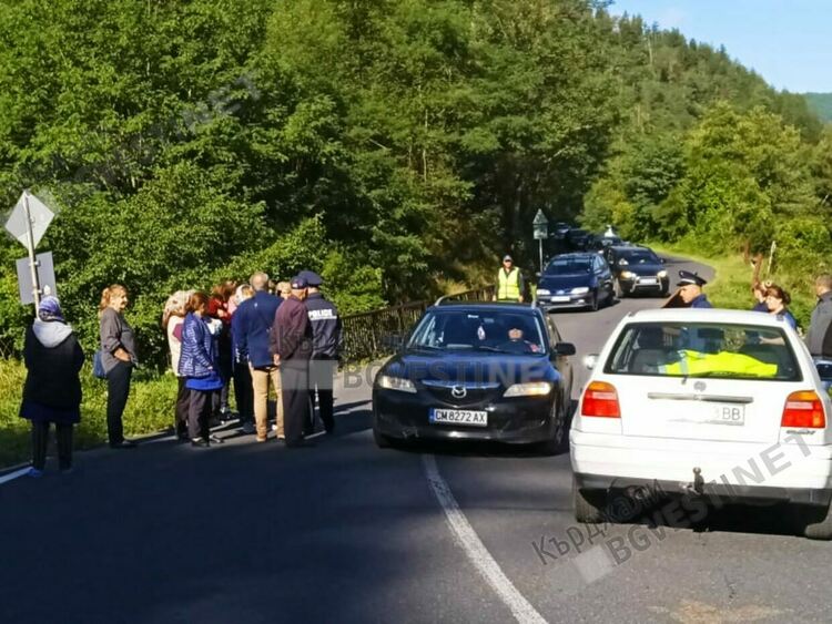Жители от района на Бял извор блокираха пътя Кърджали-Смолян, искат си демонтирания банкомат/снимки/